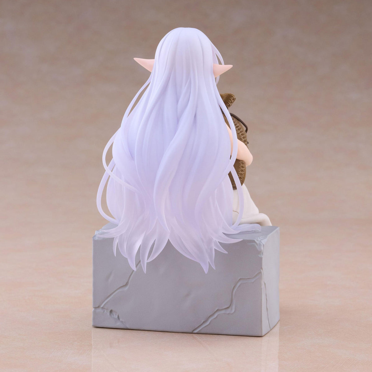 Frieren: Beyond Journey's End Frieren In Training Ver. Desktop Figure
