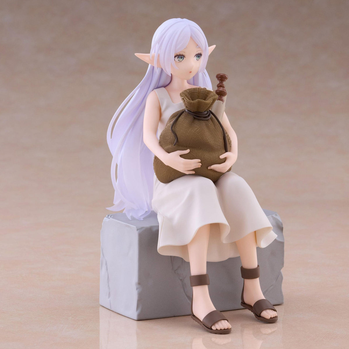 Frieren: Beyond Journey's End Frieren In Training Ver. Desktop Figure